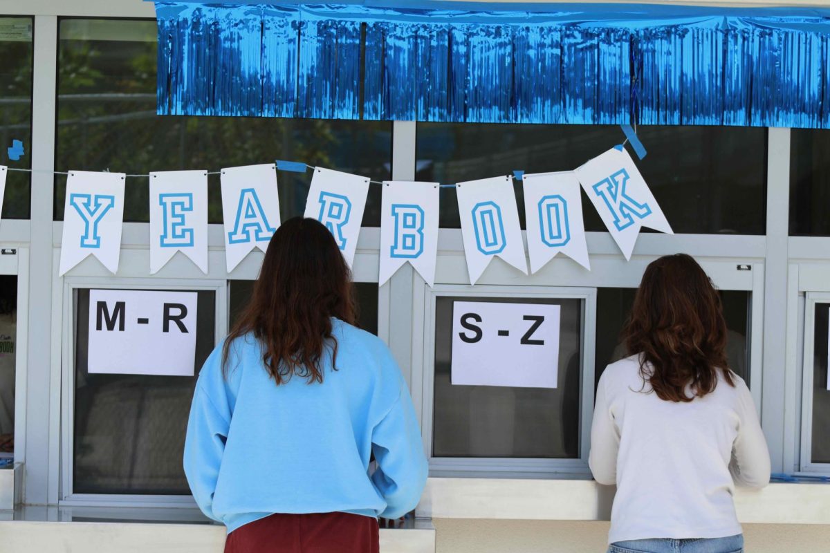 Seniors pick up their yearbooks.